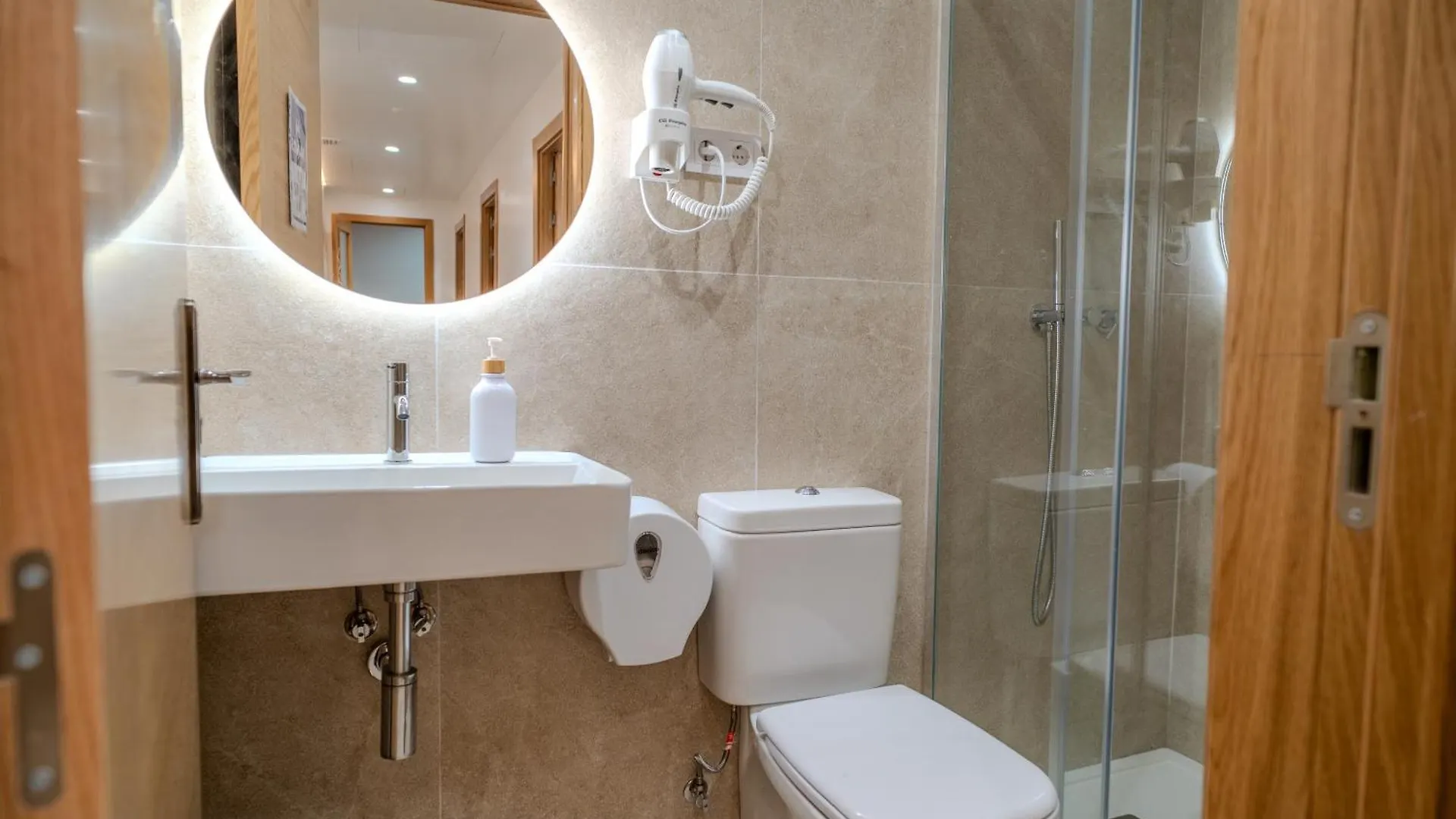 Holidaysbcn Rooms Barcelona Hostal